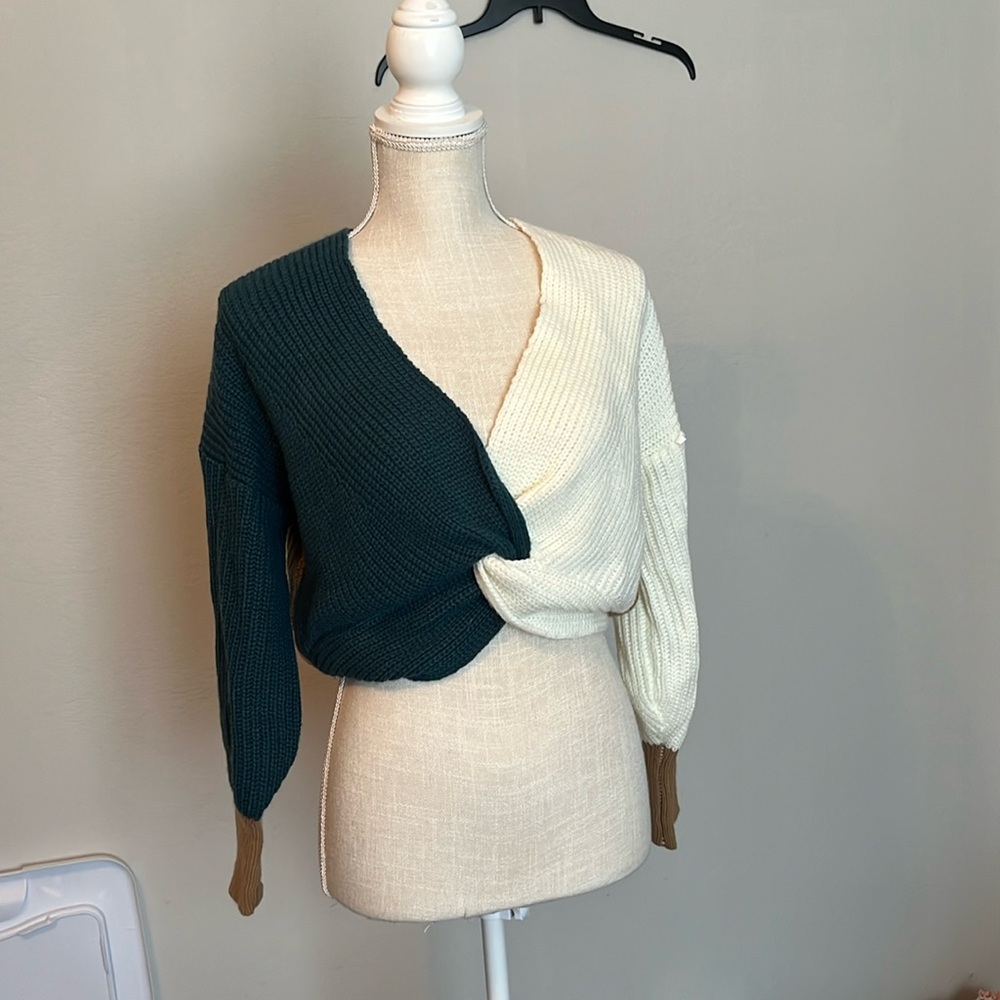 EUC M Zaful cropped twist front sweater color block white green and tan